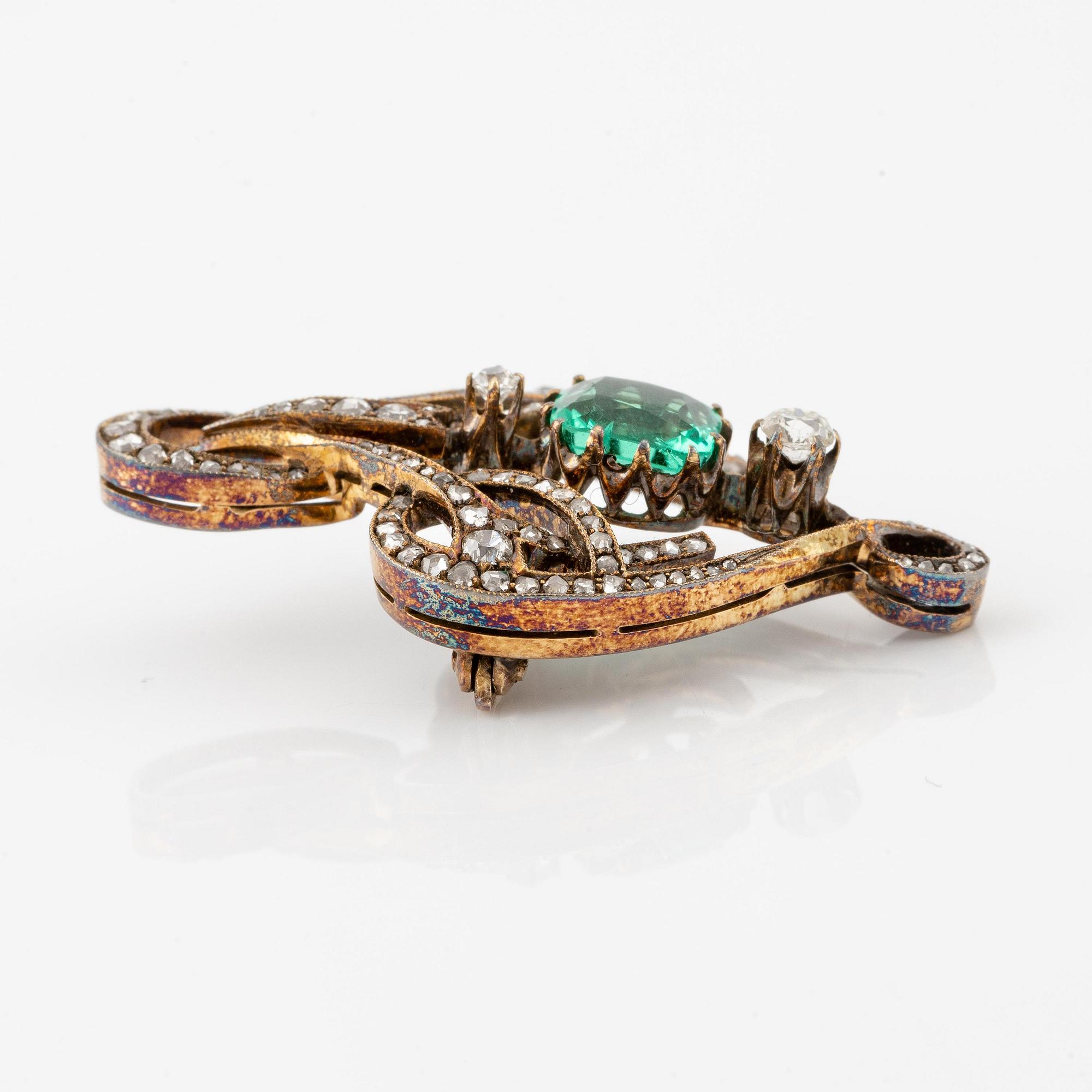 A brooch, 14K gold with emerald and old-cut and rose-cut diamonds. Russia 1899-1908.