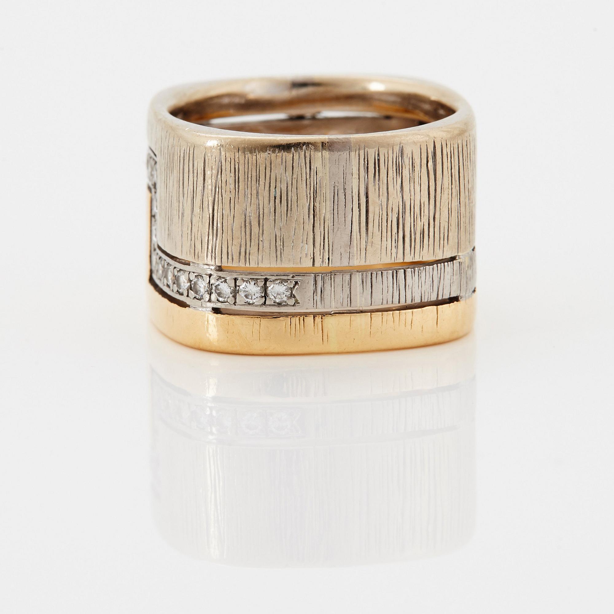 Ring 18K guld med runda briljantslipade diamanter.