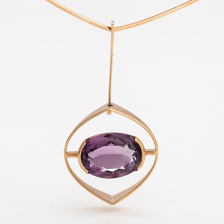 Elis Kauppi, A 14K gold necklace with an amethyst. kupittaan kulta, Turku 1962.