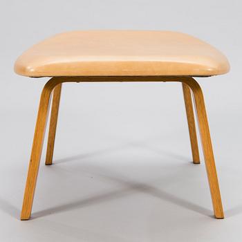 EERO SAARINEN, fåtölj samt fotpall, "Grasshopper", licenstillverkad av Tetrimäki Finland.