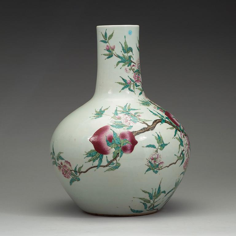 GOLVVAS, porslin. Qingdynastin, omkring 1900 med märke.