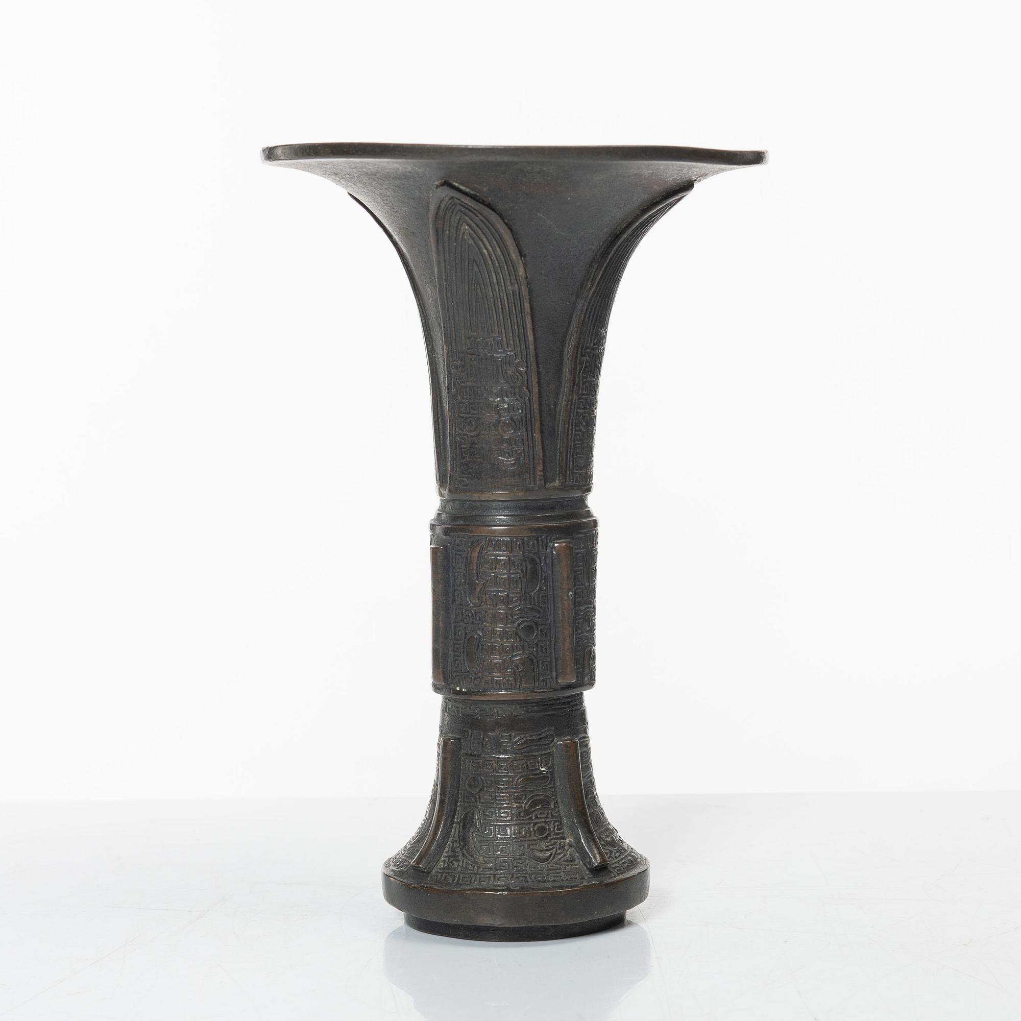 An archaistic bronze vase, Gu, Qing dynasty (1644-1912).