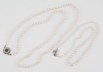 PÄRLHALSBAND, 2 st, odlade pärlor , silverlås.