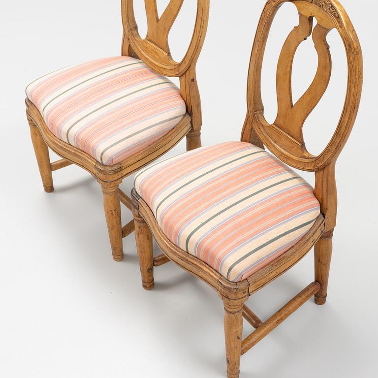 Stolar, ett par, gustavianska, omkring år 1800.