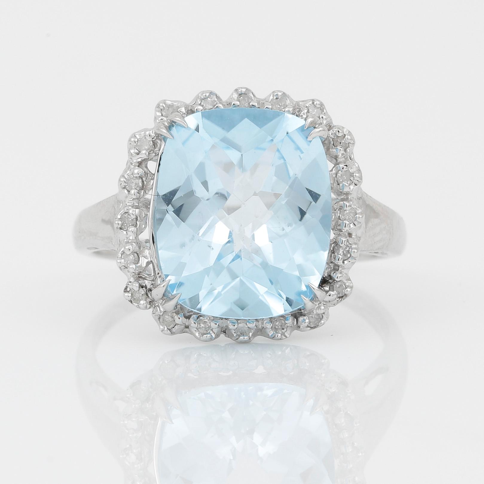 RING, 18K vitguld med chequerslipad blå topas, ca 5,23 ct, diamanter tot ca 0,20 ct. Vikt ca 4,17 g.
