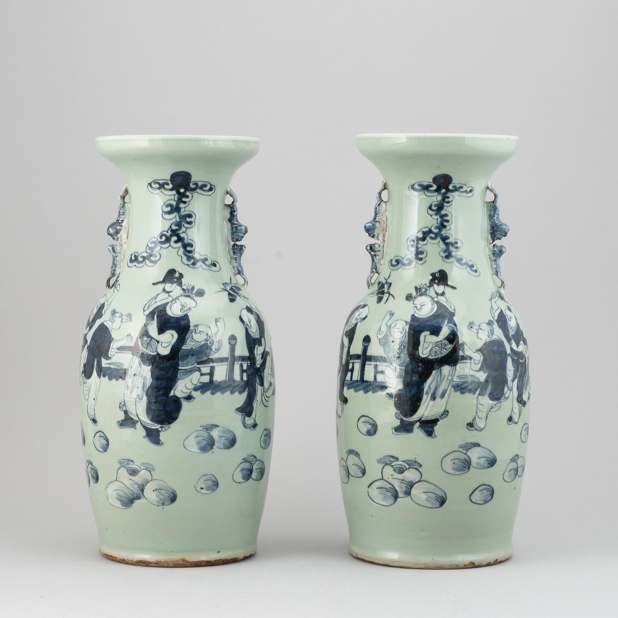 Vaser, ett par, porslin. Kina, 1900-tal.