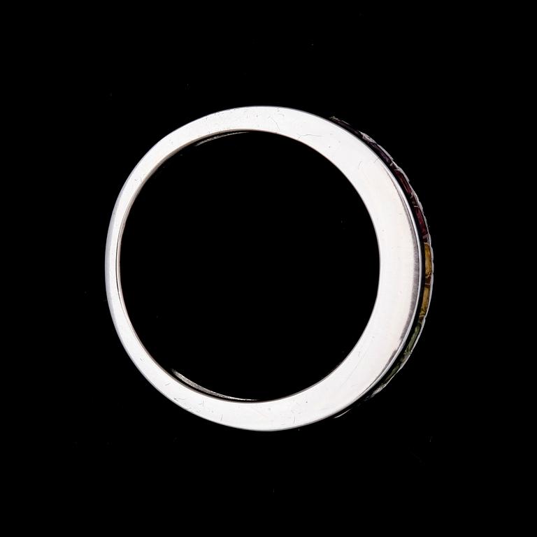 RING, 14k vitguld flerfärgade radiantslipade ädelstenar. Vikt 3,5.