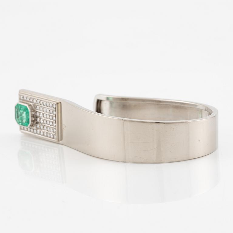 A Sigurd Persson bracelet 18K white gold with a faceted emerald and round brilliant-cut diamonds, Stockholm 1974.