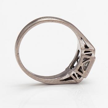Ring, 18K vitguld, diamanter ca 0.76 ct tot. Sandqvist Gerdt Hartvig, Stockholm 1962.