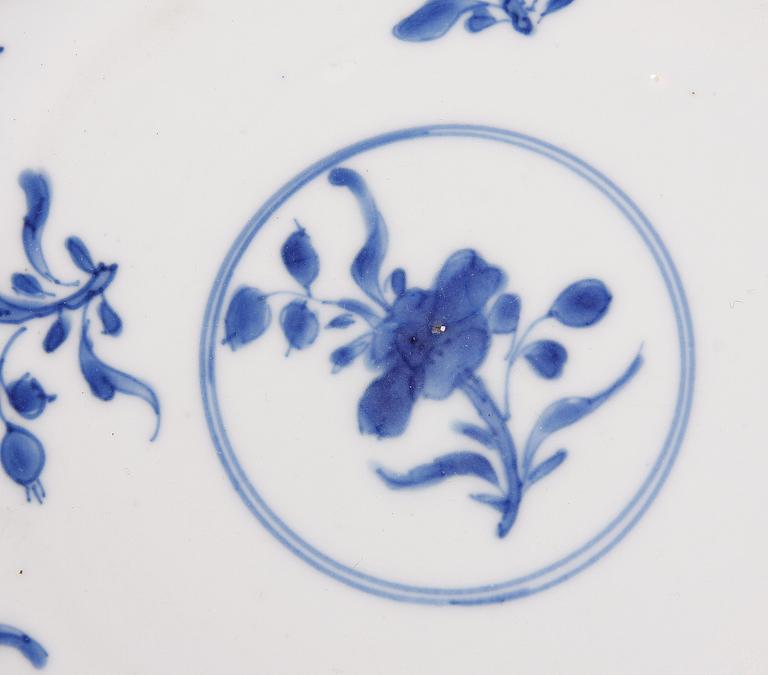SKÅLFAT, 2 st, porslin, Kina, Qianlong 1736-95.