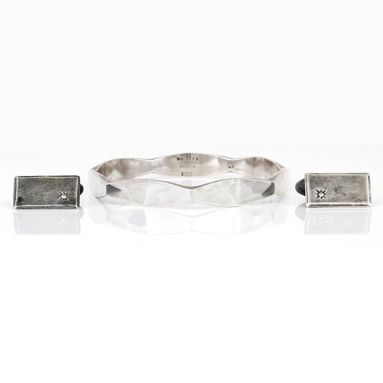 ARMRING samt MANSCHETTKNAPPAR, ett par, silver med vita pastestenar.