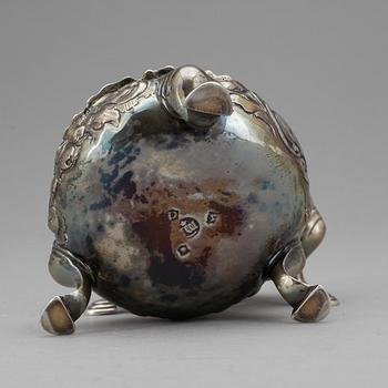 SALTKAR, ett par, silver, otydlig mästare, London, England, 1700-tal. Vikt 134g.