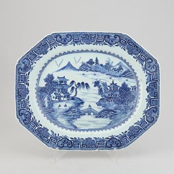 A blue and white serving dish, Qing dynasty, Qianlong (1736-95).