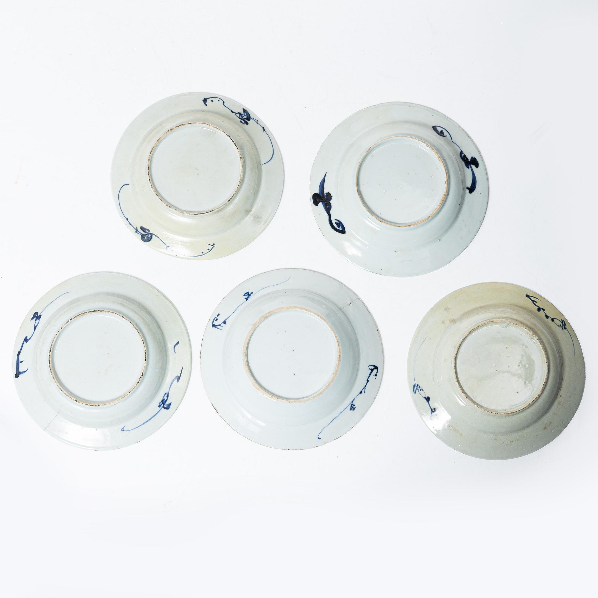 14 blue and white berry plates and five small plates, porcelain, China, Qianlong (1736-95) and Jiaqing (1796-1820).