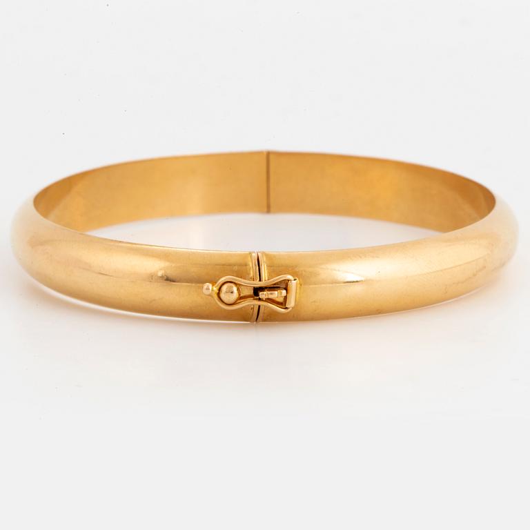 18K gold bangle.