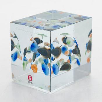 Oiva Toikka, annual glass cube, signed Oiva Toikka Nuutajärvi 2005, numbered 456/2000.