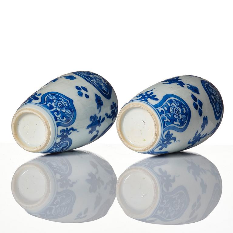 A pair of blue and white tea caddies, Qing dynasty, Kangxi (1662-1722).