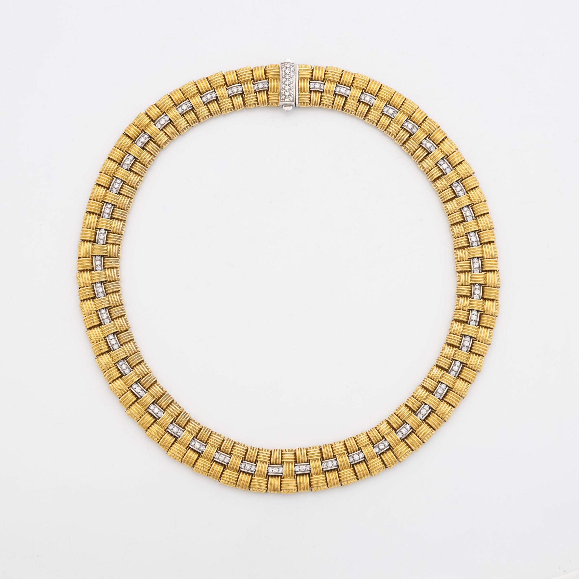 Collier 18K guld med runda briljantslipade diamanter.