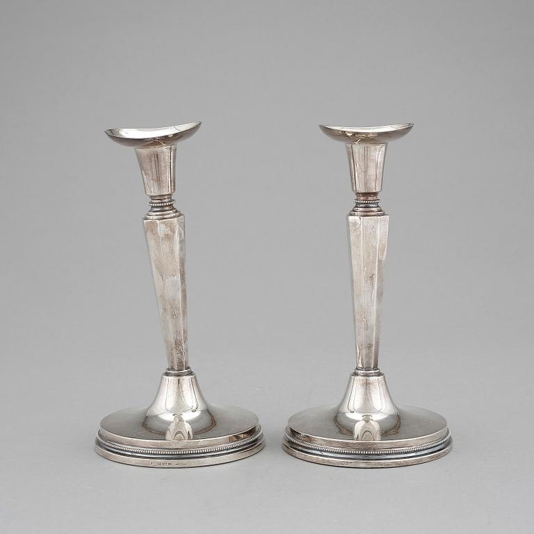 LJUSSTAKAR, ett par, silver. Erik Löfman, MGAB, Uppsala, 1973 och 1974.