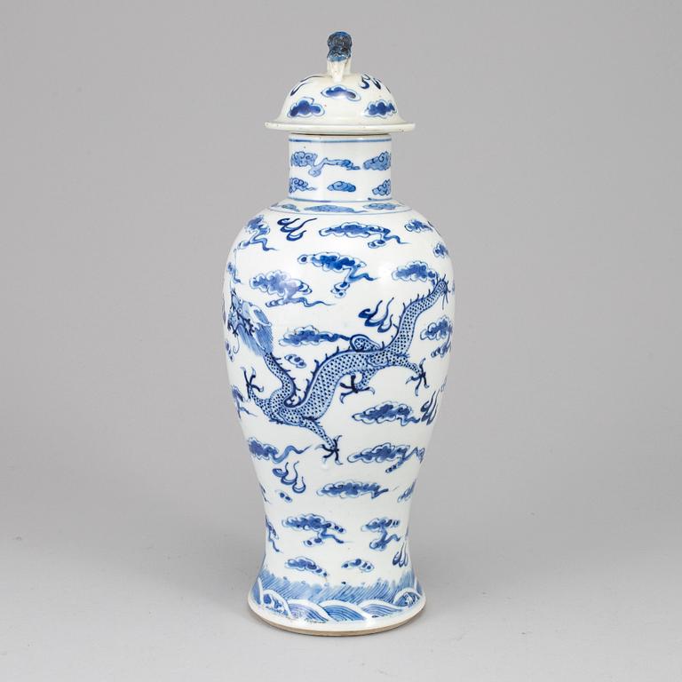 A blue and white porcelain vase with cover, Qing dynasty, late 19th century.
