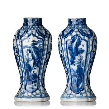 832. A pair of blue and white vases, Qing dynasty, Kangxi (1662-1722).