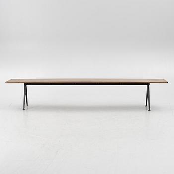 Friso Kramer & Wim Rietveld, bänkar, ett par, "Pyramid", HAY, Danmark.