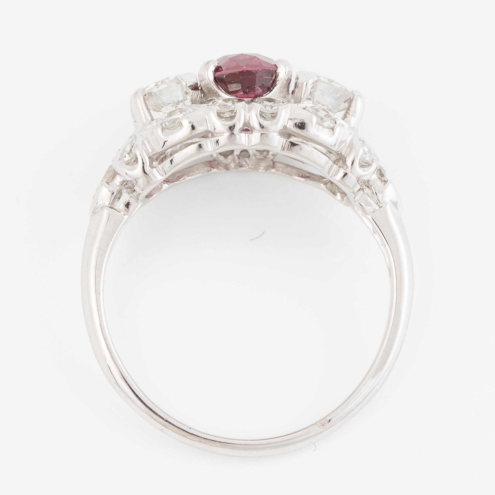 Ring 18K vitguld med en fasettslipad rubin.