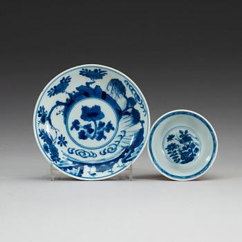 A blue and white/cafe au lait cup and saucer, Qing dynasty, Kangxi (1662-1722).
