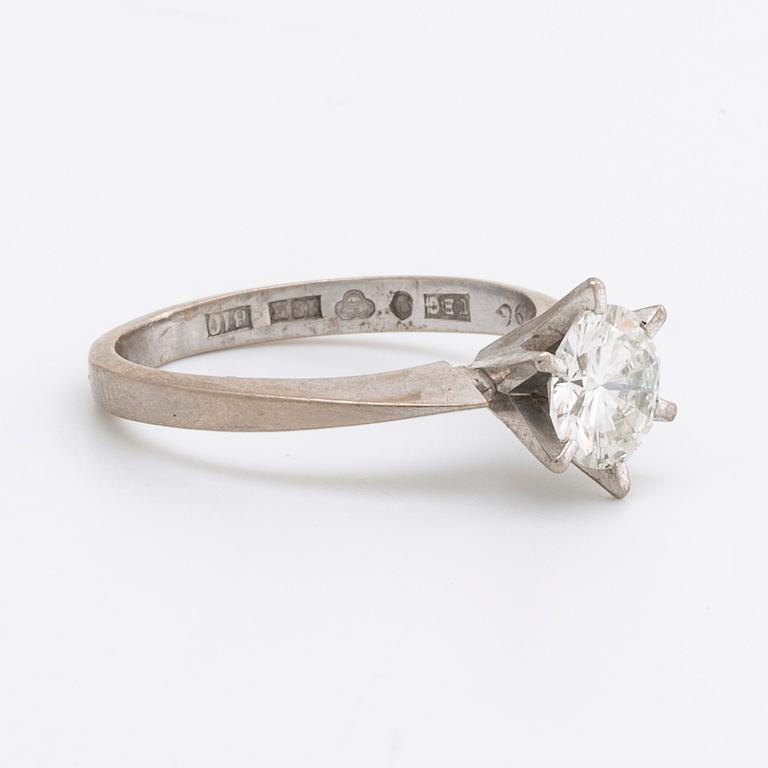 DIAMONDRING 18K whitegold w 1 brilliant-cut diamond 0,96 ct engraved, ca G VS2, Byströms Guldsmedja Stockholm 1976.