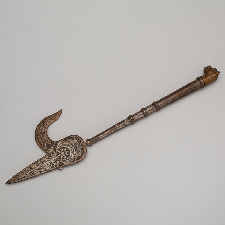KUKRI samt YXA, indopersiska, stål, 1900-talets första hälft.