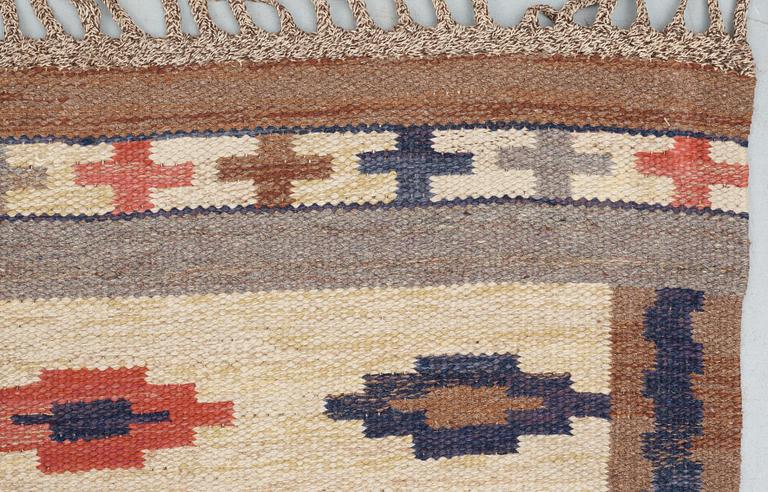 CARPET. "Ljusa mattan". Flat weave (rölakan). 411,5 x 313 cm. Signed MMF.