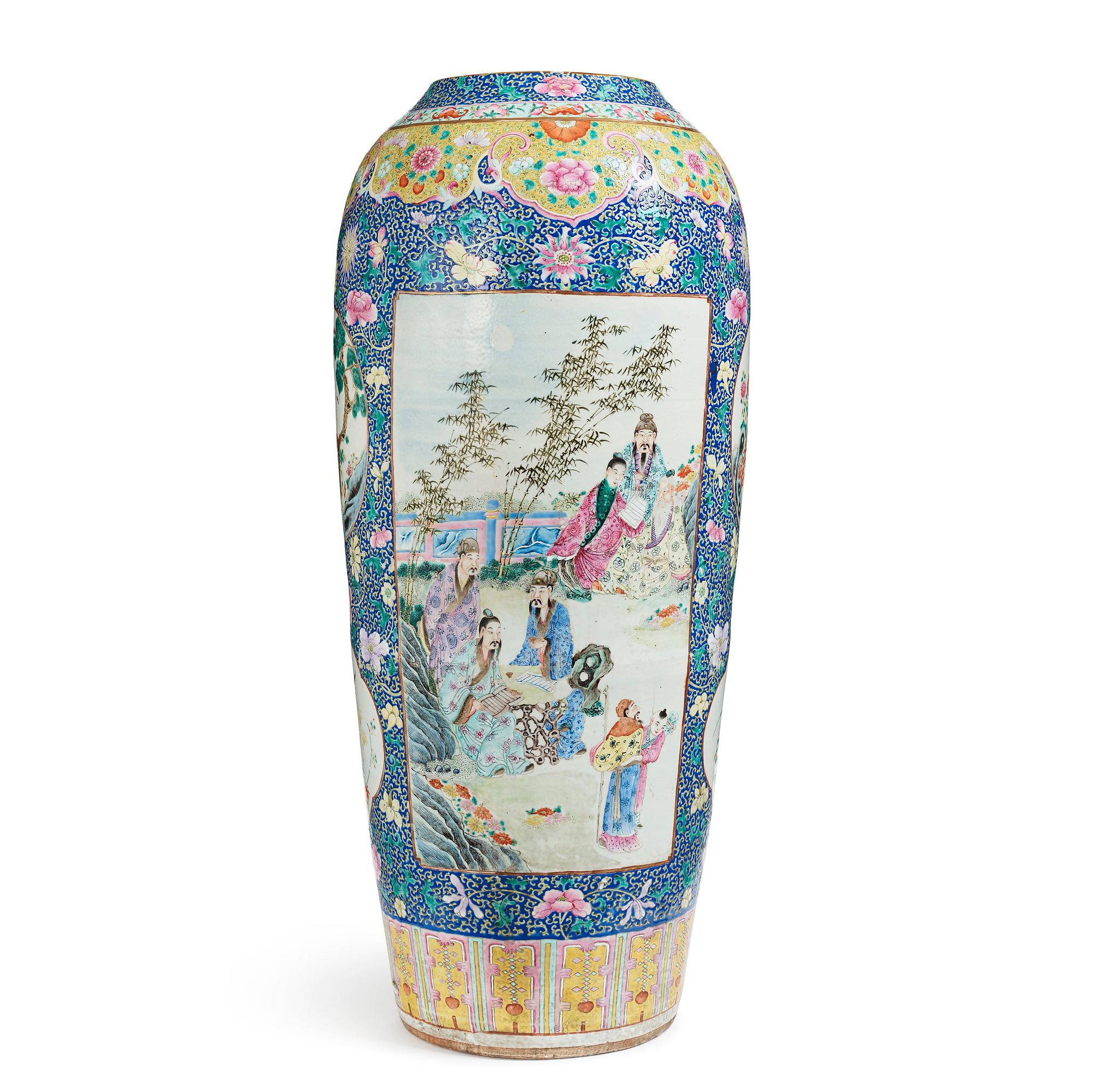 A large palace vase, Qing dynasty, 19th Century.