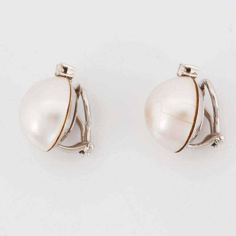 Ett par örhängen Carlman med mabepärlor och briljantslipade diamanter.
