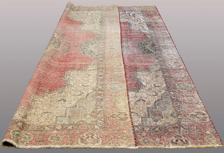A CARPET, Oriantal, ca 364 x 272 cm.