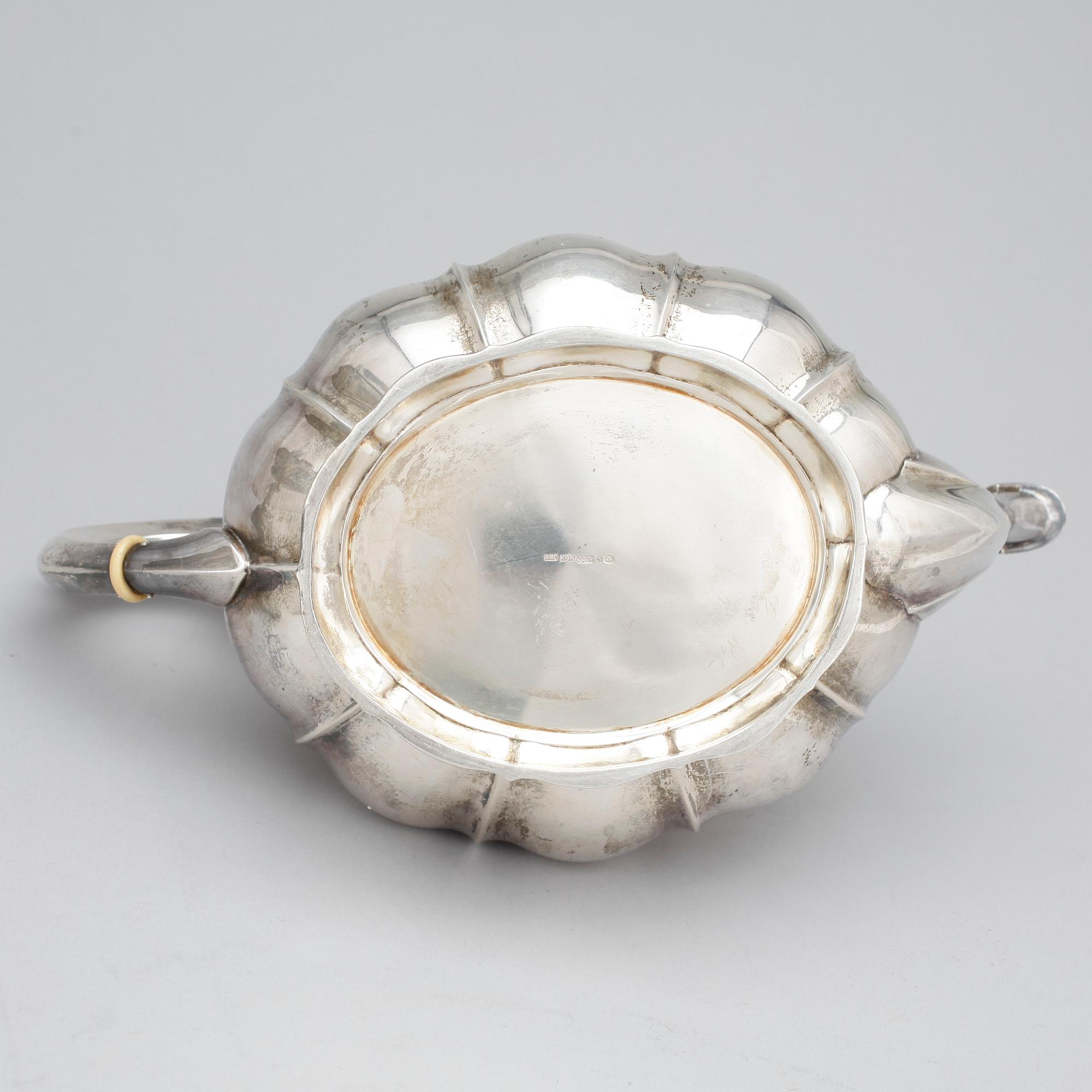 TÉKANNA samt SOCKERSKÅL, silver bl.a. 1800-tal. Vikt ca 1308g.