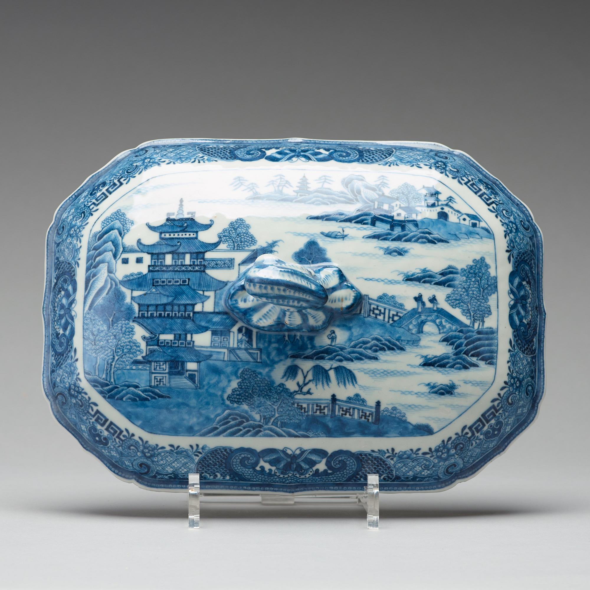A blue and white tureen with cover, Qing dynasty, Qianlong (1736-95).