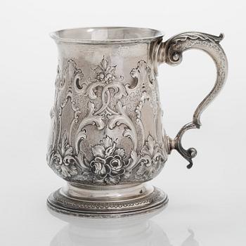 A George III sterling silver mug, maker's mark W.T,  London 1771.