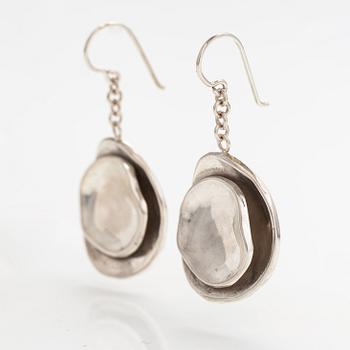 Liisa Vitali, Örhängen "Gardenia", sterlingsilver. Kultakeskus, Tavastehus.