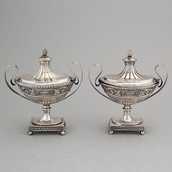 SAMUEL PETTERSSON, sockerskålar med lock, ett par, silver, Linköping 1887.