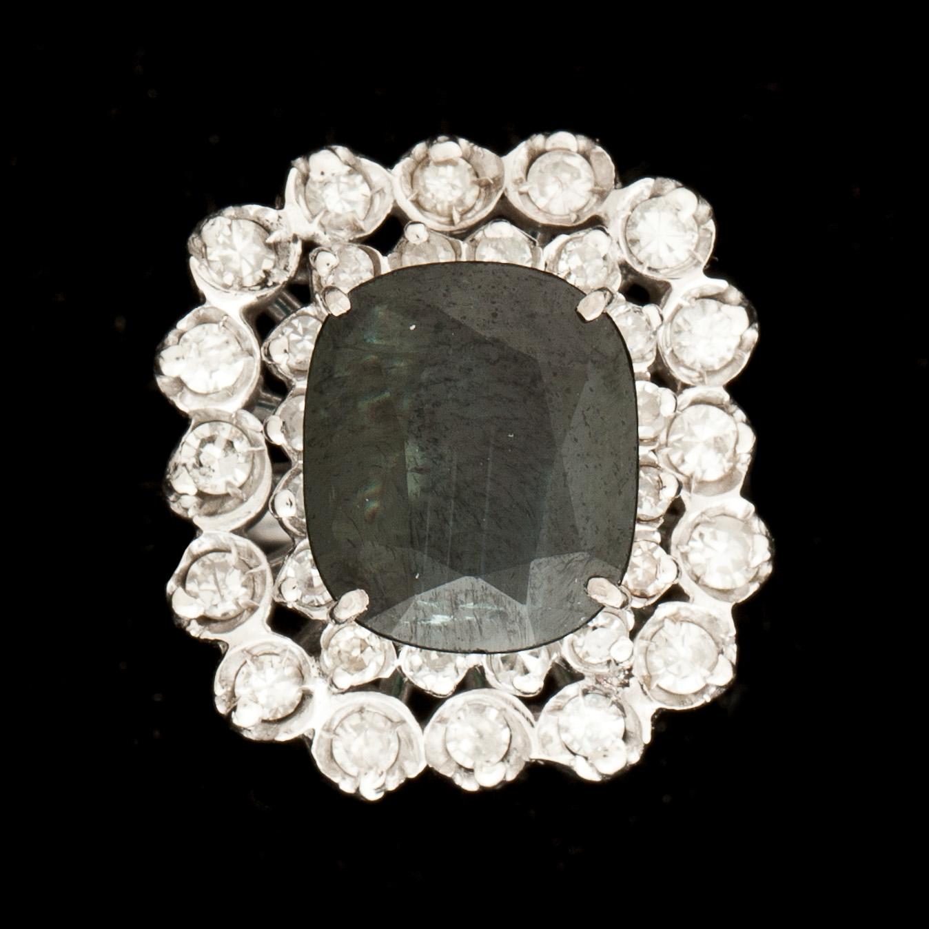 RING, 14k vitguld besatt med safir ca 3 ct och små briljantslipade diamanter totalt ca 0,64 ct . Vikt ca 7,3 g.
