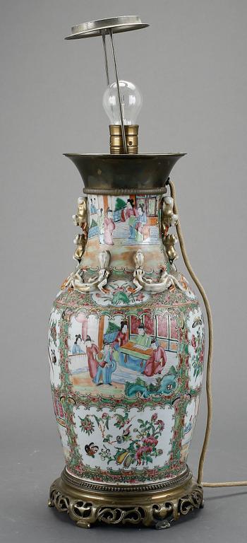 BORDSLAMPA/URNA, porslin, Kina, 1800-talets andra hälft.