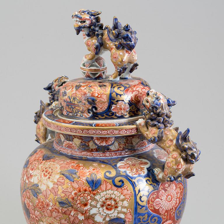 A large Japanese imari incense burner with cover, Meiji period (1868-1912).
