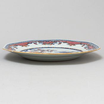 Four (3+1)  famille rose and blue and white export plates, Qing dynasty, Qianlong (1736-95).