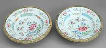 BÄRTALLRIKAR, ett par, porslin infattade i metallmontering. Kina, Qianlong (1736-1795).