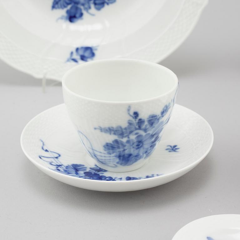 71 pieces of table ware, "Blå Blomst" by Royal Copenhagen.
