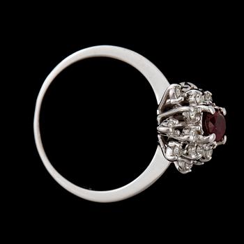 RING, 14k vitguld med rubin och 16 briljantslipade diamanter, tot ca 0,67 ct. Vikt ca 4,4 gram.