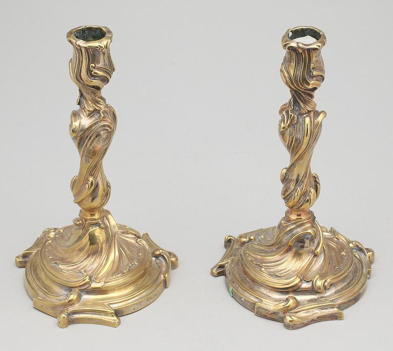 LJUSSTAKAR, ett par, försilvrad mässing, Frankrike, Louis XV-stil, 1800-tal.