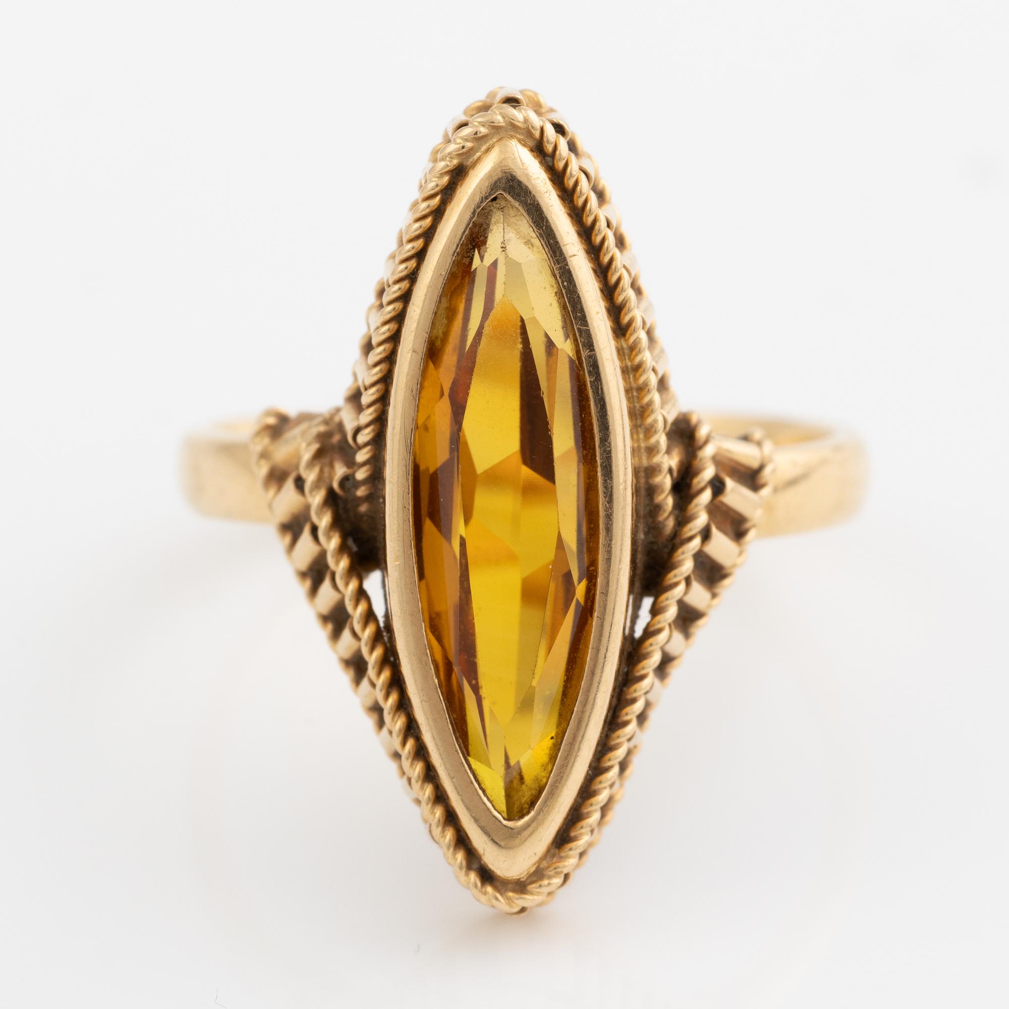 Ring,  18K guld med navetteformad citrin.