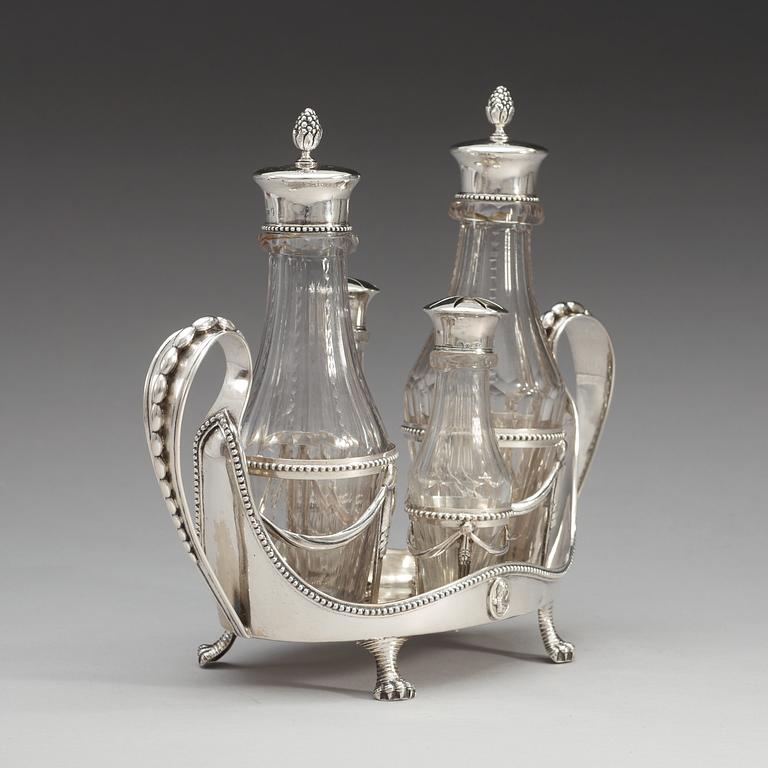 BORDSSURTOUT för fyra flaskor, silver, gustaviansk,  Stephan Westerstråhle, Stockholm 1791. Tot vikt ca 1049g.