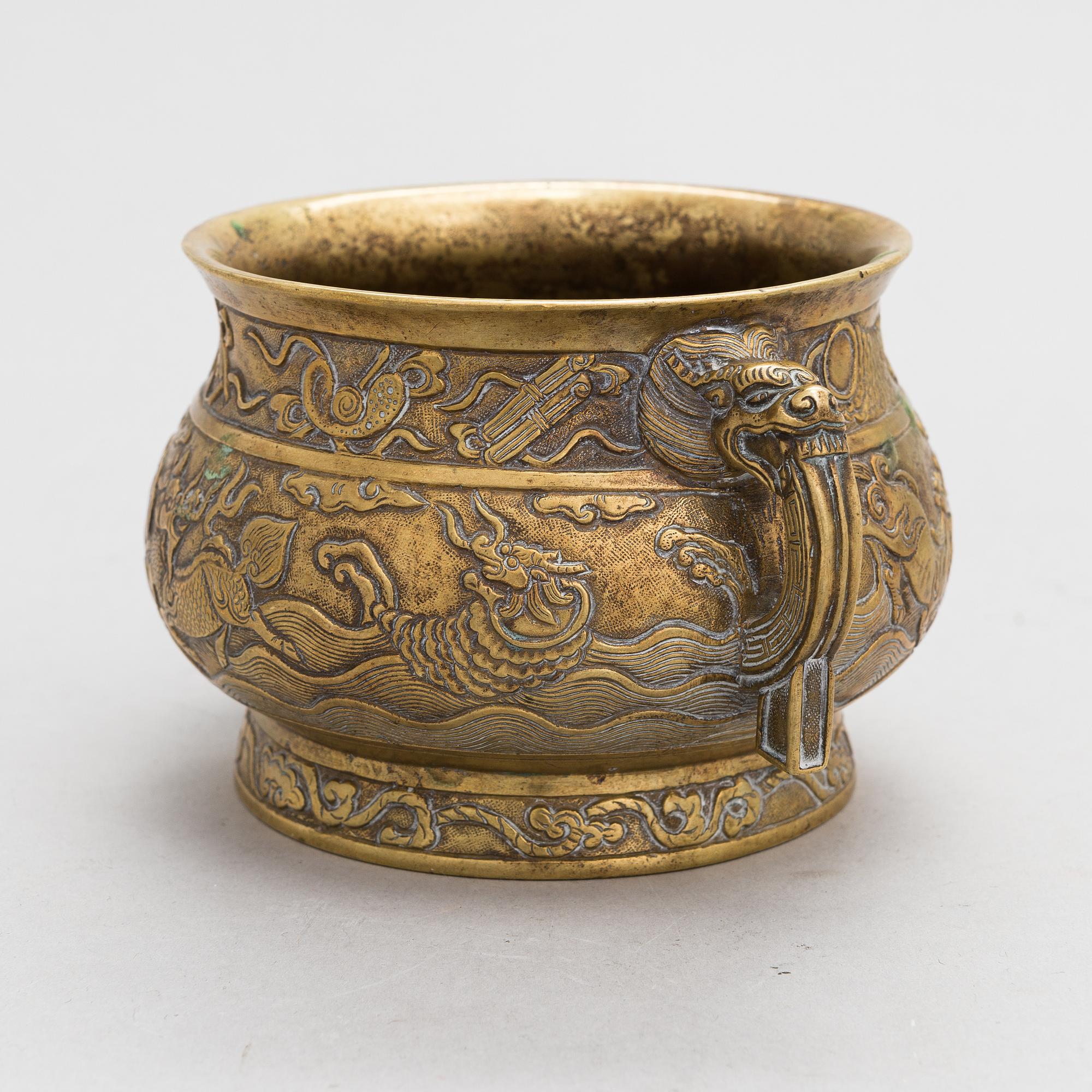 Rökelsekar, brons. 1900-tal. Stämplat i godset Hu Wenming.